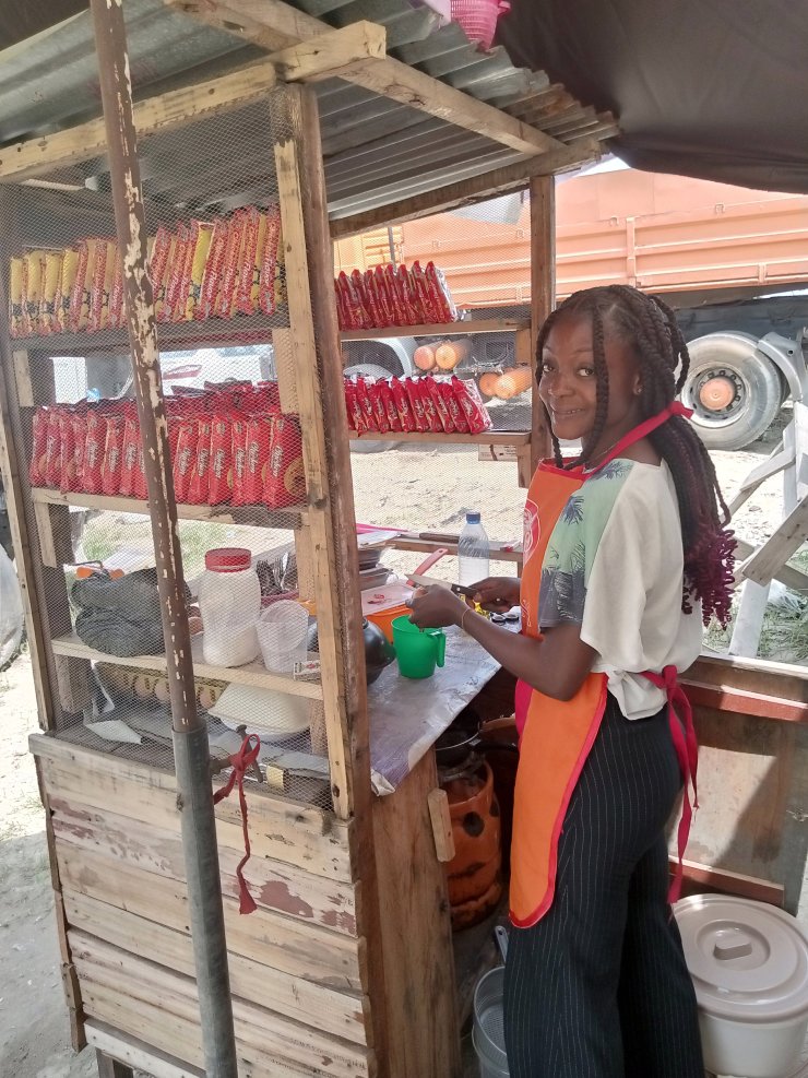 "My Work My Pride" - Pretty Lady Showcases Her Roadside Noodles Cooking Business | Daily Report Nigeria