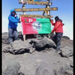 Peter Obi Supporter Climbs Mount Kilimanjaro To Place LP Flag | Daily Report Nigeria