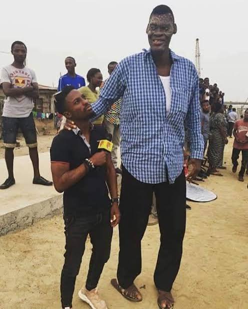 Nigeria's Tallest Man Afeez Oladimeji Dies