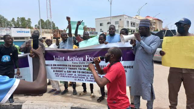 Kano Protesters Ignore Police Order, Storm Govt House | Daily Report Nigeria